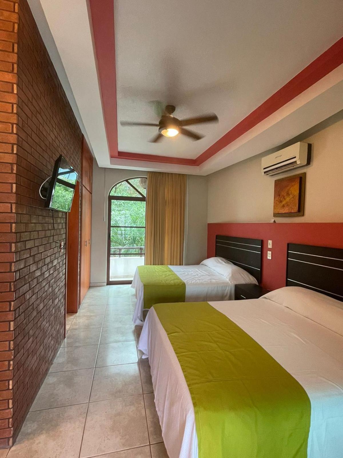 Y Encantos Hotel